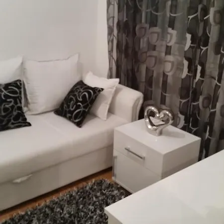 -stan U Centru * トレビニエ