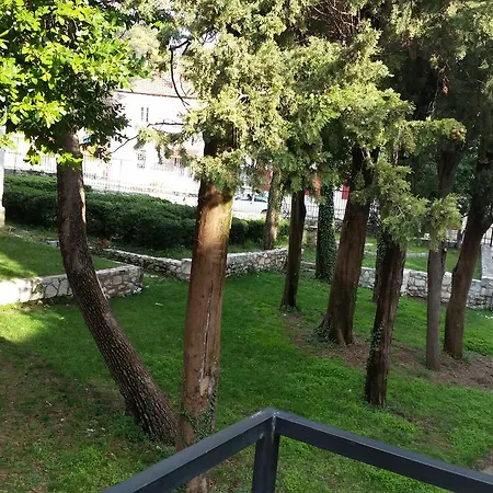 Apartament -stan U Centru *